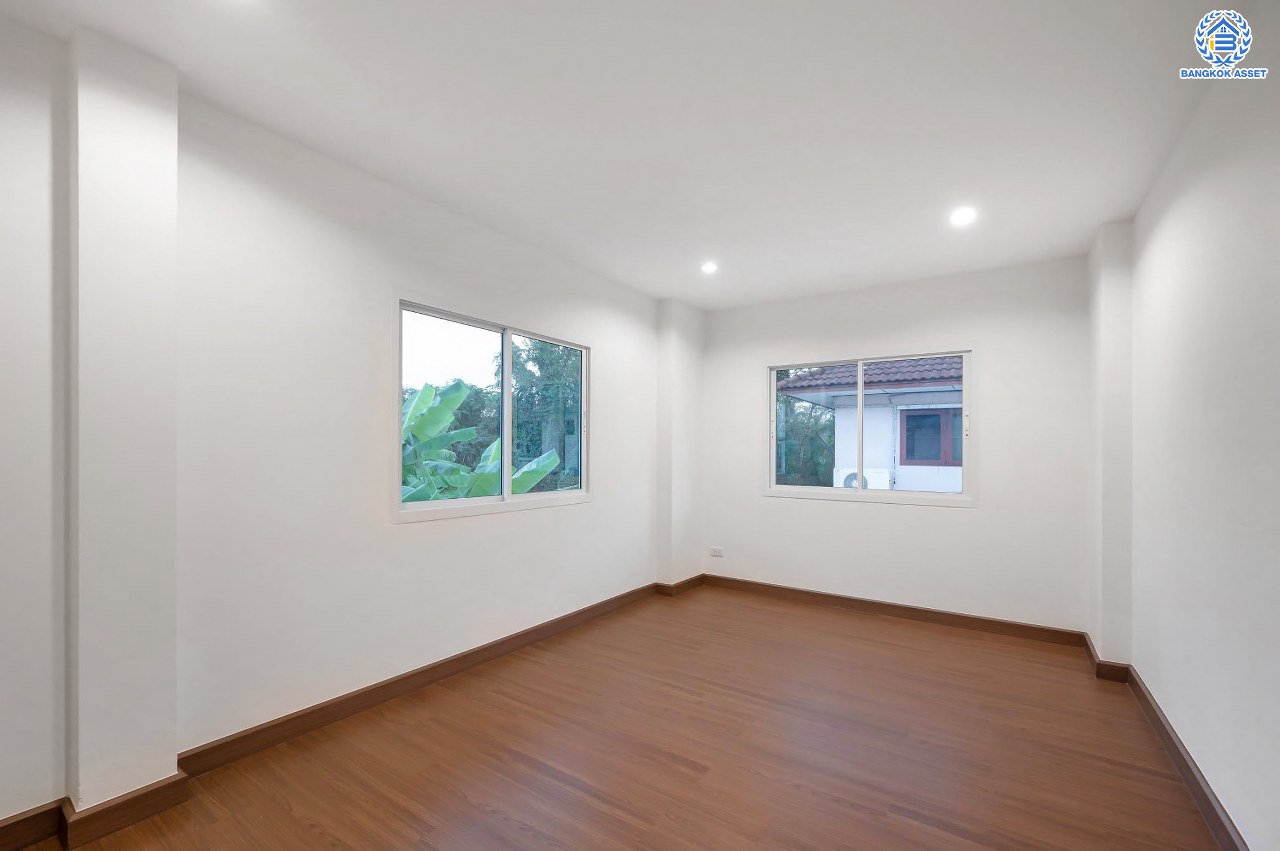 บ้านมือสองตกแต่งใหม่ โครงการ กฤษดานคร18 พุทธมณฑลสาย3 เนื้อที่ 74 ตร.ว. บนพื้นที่ใช้สอย 158.9 ตร.ม. อีกระดับของฟังก์ชัน 4 ห้องนอน 3 ห้องน้ำ จอดรถได้ 2 คัน พร้อม 1 ห้องอเนกประสงค์สุด Private ที่สามารถปรับการใช้งานได้หลากหลาย บนทำเลศักยภาพเชื่อมต่อหลายเส้นทาง ใกล้เซ็นทรัลปิ่นเกล้า ม.มหิดล และทางด่วน "ศรีรัช"